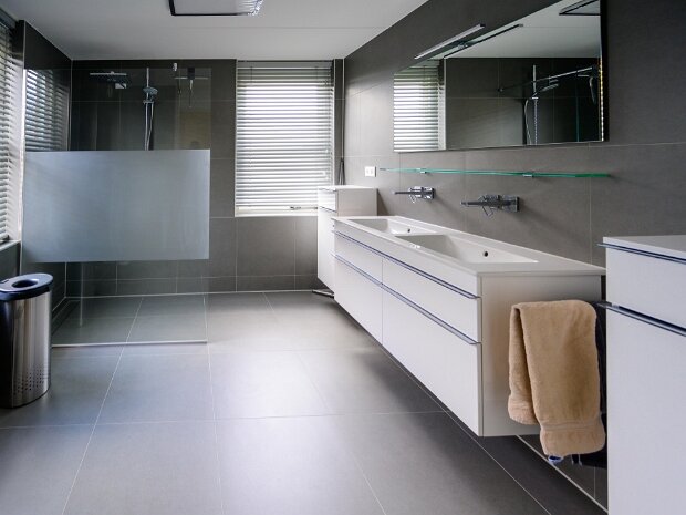 Badkamer 48 Super strakke badkamer met meubels van Villeroy & Boch.